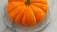 Buah labu yang mengkilap ini sebenarnya juga realistic cake. Bentuknya tampak nyata seperti buah labu sungguhan. Terlihat sayang untuk menyantapnya! Foto: Instagram @DinaraKasko