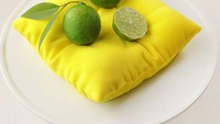 Selain buah stroberi, Dinara juga membuat kue berbentuk jeruk nipis. Begini penampilannya yang mirip sekali dengan aslinya. Foto: Instagram @DinaraKasko