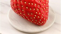 Dinara juga kerap membuat realistic cake. Salah satu kreasinya adalah kue berbentuk stroberi dengan ukuran besar yang sangat detail pada biji dan tangkai daunnya. Foto: Instagram @DinaraKasko