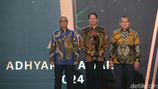 Jaksa Kuntadi meraih penghargaan untu kategori Jaksa Tangguh dalam Pemberatasan Korupsi. Begini momennya.