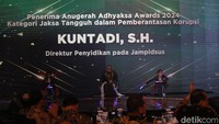Direktur Penyidikan pada Jaksa Agung Muda Bidang Tindak Pidana Khusus (Jampidsus) Kejaksaan Agung Kuntadi menerima penghargaan Adhyaksa Awards 2024 kategori Jaksa Tangguh dalam Pemberantasan Korupsi.