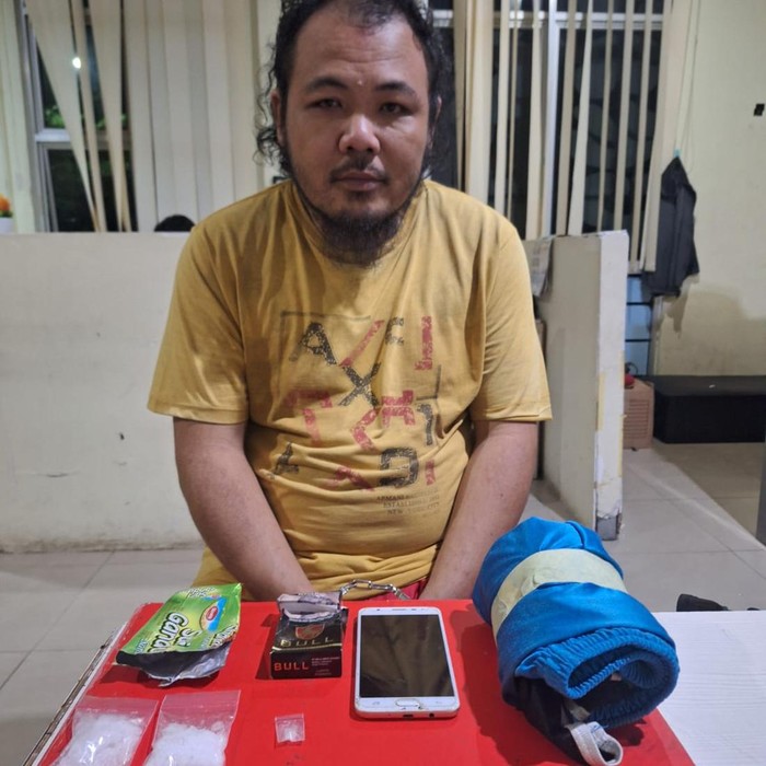 Polisi Pangkalpinang meringkus kurir sabu bernama Liauw Yung Lim alias Akuan (37). Dari Akuan disita sabu seberat 19,03 gram.