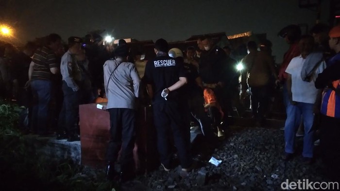 Proses evakuasi jenazah korban kecelakaan kereta api di perlintasan Jalan HOS Cokroaminoto Jogja, Jumat (5/7/2024).