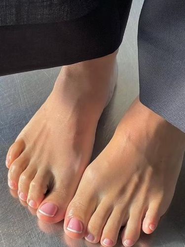 Lily Allen Jual Foto Kaki