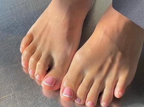 Lily Allen Jual Foto Kaki