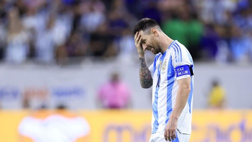 HOUSTON, TEXAS - JULY 04: Lionel Messi of Argentina reacts before the penalty shootout during the CONMEBOL Copa America 2024 quarter-final match between Argentina and Ecuador at NRG Stadium on July 04, 2024 in Houston, Texas. (Photo by Buda Mendes/Getty Images)