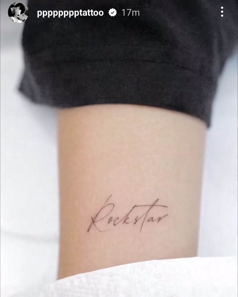 Lisa BLACKPINK membuat tato baru bertuliskan ROCKSTAR