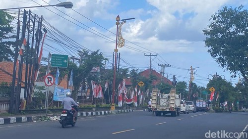 LPJU hias di Jalan Untung Surapati, Amlapura, Karangasem, Jumat (5/7/2024) (I Wayan Selamat Juniasa/detikBali)