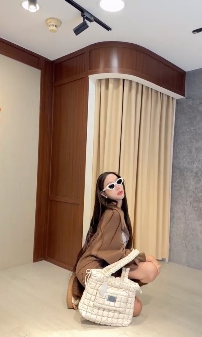 Sebelumnya Lucinta sendiri diketahui sudah pernah menjalani operasi plastik di hampir seluruh bagian wajahnya. Tak hanya wajah, pita suara, payudara, dan bokongnya juga sudah pernah menjalani oplas. Foto: Instagram/@lucintaluna_manjalita