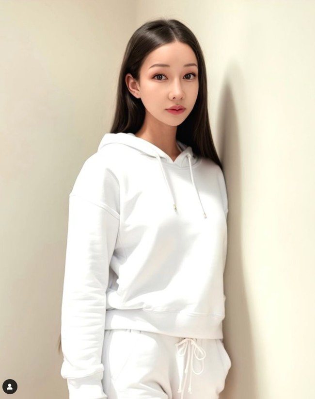 Lucinta Luna diketahui telah berkali-kali menjalani operasi plastik demi memperoleh penampilan idamannya. Terakhir pada Mei 2024 dirinya menjalani operasi stem cell anti tua, buccal fat, dan koreksi di bagian matanya. Foto: Instagram/@lucintaluna_manjalita