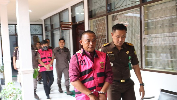 Mantan Kepala Pelaksana BPBD OKU Amzar Kristofa dan Bendahara BPBD OKU Junaidi jadi tersangka dan ditahan.