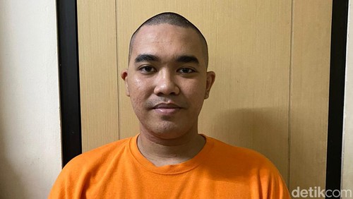 Mantan manajer artis Fuji, Batara Ageng, ditetapkan sebagai tersangka dan ditahan di kasus penggelapan duit Rp 1,3 miliar.