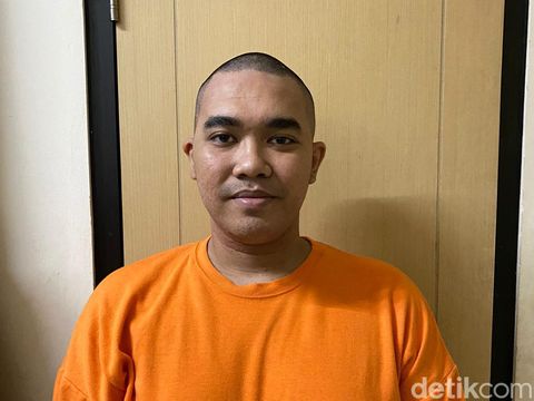 Mantan manajer artis Fuji, Batara Ageng, ditetapkan sebagai tersangka dan ditahan di kasus penggelapan duit Rp 1,3 miliar.