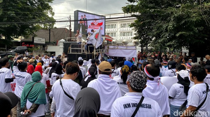 Massa pelaku IKM di Jawa Barat demonstrasi di depan Gedung DPRD, Jumat (5/7/2024).