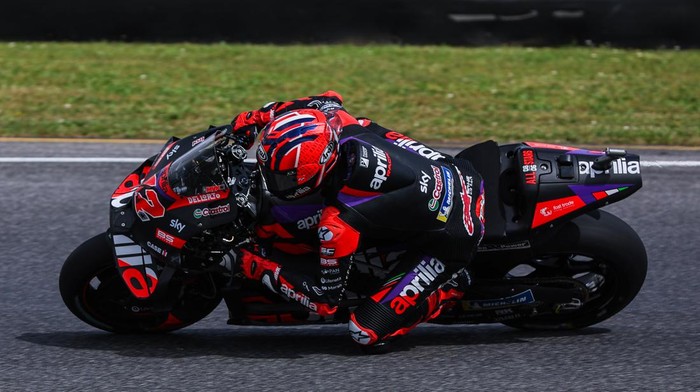 SCARPERIA, FIRENZE, ITALY - 2024/05/31: Maverick Vinales of Spain and Aprilia Racing in action during the MotoGP GP7 Gran Premio dItalia Brembo - Free Practice at Mugello Circuit. (Photo by Fabrizio Carabelli/SOPA Images/LightRocket via Getty Images)