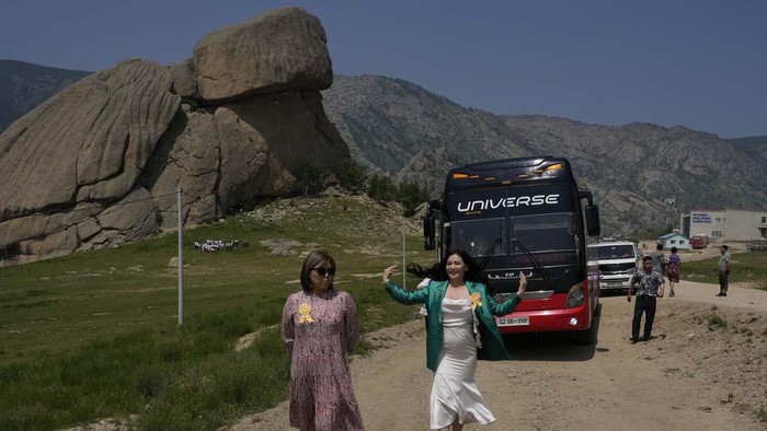 Melihat Turtle Rock, Batu Menyerupai Kura-kura di Mongolia Tourists get off the bus near the iconic Turtle Rock at the Terejl National Park outside Ulaanbaatar, Mongolia, Wednesday, July 3, 2024. (AP Photo/Ng Han Guan)