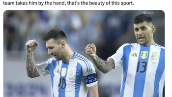Penampilan Messi bersama Argentina sejauh ini memang kurang memuaskan. Dia memikul Argentina dalam dua turnamen dan sekarang, timnya yang memikul dia, tulis akun ini. Foto: Twitter