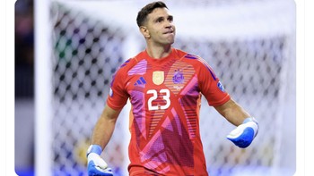 Jika kalian menghadapi kiper Emi Martinez saat adu penalti, lebih baik langsung mengaku kalah dan move on. Foto: Twitter