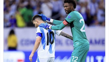 Netizen memuji gestur kiper Ekuador yang menenangkan Messi usai gagal mencetak gol. Foto: Twitter