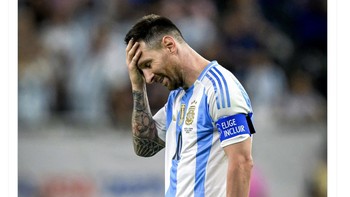 Ekspresi Messi jelas menunjukkan rasa sangat kecewa. Foto: Twitter