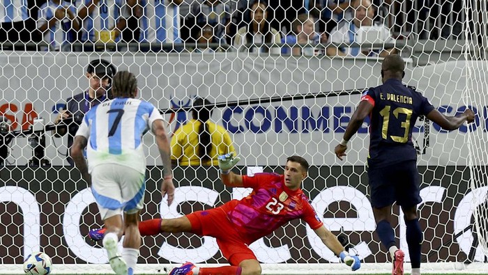 Soccer Football - Copa America 2024 - Quarter Final - Argentina v Ecuador - NRG Stadium, Houston, Texas, United States - July 4, 2024
Argentinas Lionel Messi and Lisandro Martinez celebrate after winning the penalty shootout REUTERS/Agustin Marcarian