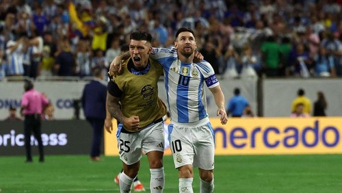 Soccer Football - Copa America 2024 - Quarter Final - Argentina v Ecuador - NRG Stadium, Houston, Texas, United States - July 4, 2024
Argentinas Lionel Messi and Lisandro Martinez celebrate after winning the penalty shootout REUTERS/Agustin Marcarian