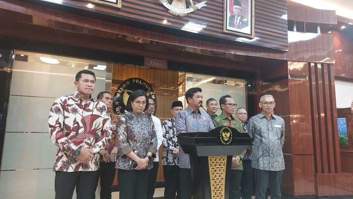 Menteri Koordinator Bidang Politik, Hukum, dan Keamanan (Menko Polhukam) Hadi Tjahjanto bersama Menteri Keuangan Sri Mulyani Indrawati resmi menandatangani Berita Acara Serah Terima dan Penetapan Status Penggunaan Aset Properti Eks Bantuan Likuiditas Bank Indonesia (BLBI) di Kantor Kemenko Polhukam, Jakarta Pusat, Jumat (5/7/2024).