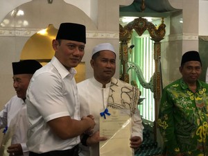 AHY Serahkan Sertifikat Wakaf hingga Ponpes di Kawasan Sunan Giri Gresik