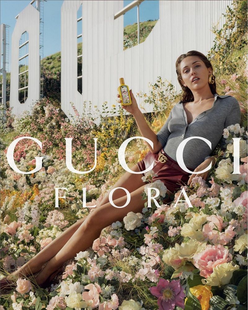 Miley Cyrus Pose Miley Cyrus di bukit HOLLYWOOD untuk kampanye Gucci terbaru.