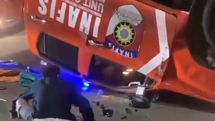 Mobil Inafis Polrestabes Palembang terbalik .