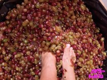 Model OnlyFans Jual Wine Rp 2 Juta dari Anggur yang Diinjak oleh Kakinya