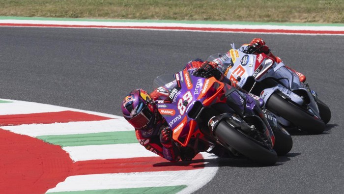 SCARPERIA, ITALY - JUNE 01: Jorge Martin of Spain and Prima Pramac Racing  leads Marc Marquez of Spain and Gresini Racing MotoGP during the MotoGP Of Italy - Sprint at Mugello Circuit on June 01, 2024 in Scarperia, Italy. (Photo by Mirco Lazzari gp/Getty Images)