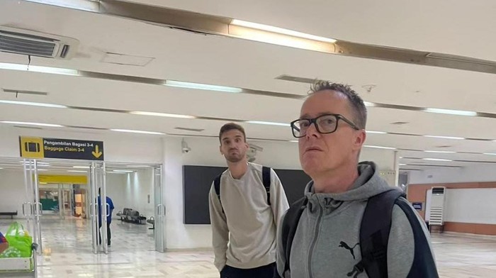 Nermin Haljeta (belakang) tiba di Bandara Sultan Hasanuddin Makassar.