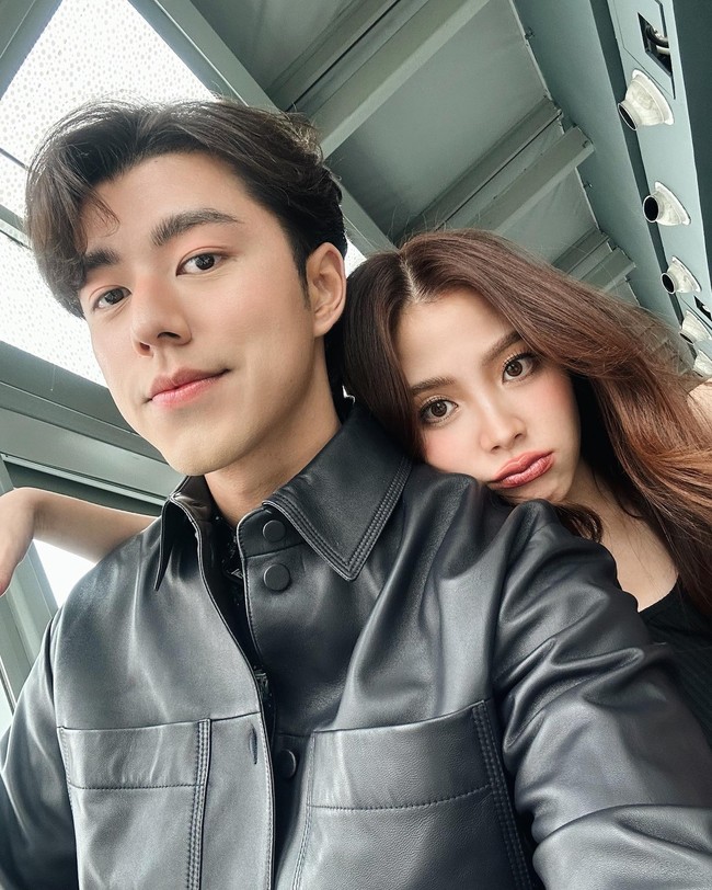 “Ini salahku karena tak bisa menyeimbangkan hubunganku dengan baik,” ucap Nine merasa bersalah karena tak bisa menghilangkan rasa kesepian ibunya saat bersama Baifern. Sang aktor memastikan dia dan Baifern putus secara baik-baik dan kembali menjalin hubungan pertemanan. Foto: Instagram @naphat_nine