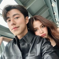 “Ini salahku karena tak bisa menyeimbangkan hubunganku dengan baik,” ucap Nine merasa bersalah karena tak bisa menghilangkan rasa kesepian ibunya saat bersama Baifern. Sang aktor memastikan dia dan Baifern putus secara baik-baik dan kembali menjalin hubungan pertemanan. Foto: Instagram @naphat_nine