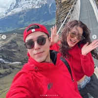 Sebelumnya penggemar telah menyorot postingan ibu Nine Naphat yang mengaku kesepian melihat putranya berlibur dengan sang kekasih, Baifern Pimchanok di Swiss. Foto: dok. Instagram @naphat_nine