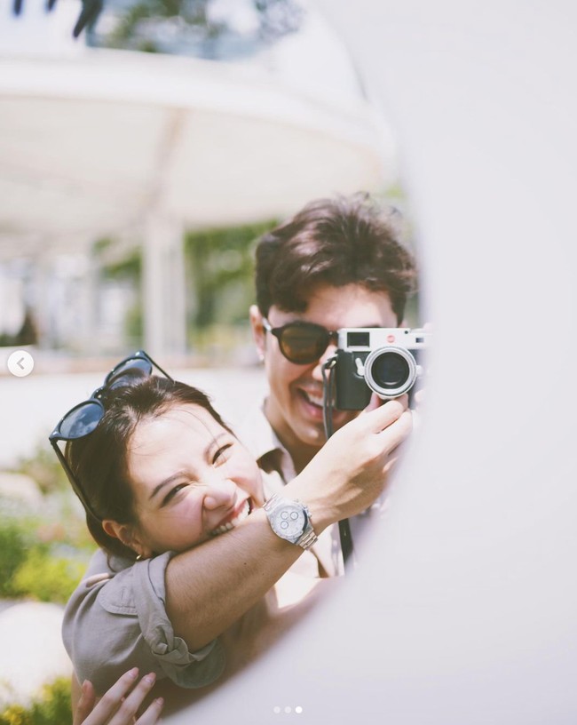 “Kami tidak marah dengan satu sama lain… Kami hanya memiliki niat baik dengan satu sama lain… yang pasti tidak ada pihak ketiga. Aku tidak menyesali apa yang terjadi. Di hatiku, dia adalah wanita terbaik,” ucap Nine Naphat memuji sosok Baifern Pimchanok. Foto: dok. Instagram @naphat_nine