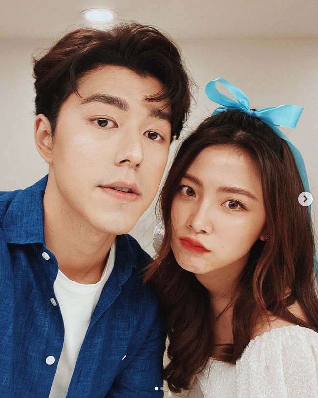 Pada November 2022, Nine membuat shipper histeris karena mengungkapkan bahwa dia telah menyatakan cinta pada Baifern. Di momen yang berbeda, Baifern mengkonfirmasi pada awak media bahwa dia telah menerima pernyataan cinta Nine. Kini penggemar patah hati dan menganggap alasan putus keduanya masalah klasik. Foto: dok. Instagram @naphat_nine