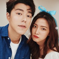 Pada November 2022, Nine membuat shipper histeris karena mengungkapkan bahwa dia telah menyatakan cinta pada Baifern. Di momen yang berbeda, Baifern mengkonfirmasi pada awak media bahwa dia telah menerima pernyataan cinta Nine. Kini penggemar patah hati dan menganggap alasan putus keduanya masalah klasik. Foto: dok. Instagram @naphat_nine