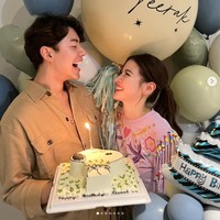Kisah cinta Nine dan Baifern bermula ketika membintangi film Friendzone pada tahun 2019. Tak sedikit penggemar yang berharap keduanya terlibat cinta lokasi. Keduanya dipertemukan kembali lewat serial A Tale of Ylang Ylang pada tahun 2022. Foto: dok. Instagram @naphat_nine