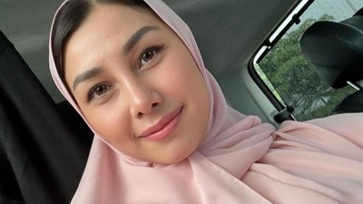7 Potret Nisya Ahmad yang Curi Perhatian Pakai Jilbab Poni Usai Berhaji