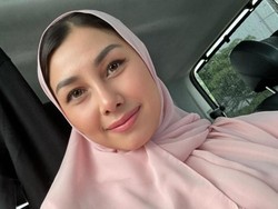 7 Potret Nisya Ahmad yang Curi Perhatian Pakai Jilbab Poni Usai Berhaji