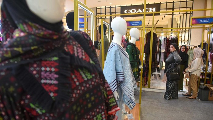 Pengunjung melihat busana bermotif gorga batak pada pameran Karya Kreatif Sumatera Utara (KKSU) 2024 di Medan, Sumatera Utara, Jumat (5/7/2024). Pameran bertema Rap Pamajuhon Sumatera Utara atau Bersama-Sama Memajukan Sumatera Utara yang menampilkan 400 produk unggulan Sumut tersebut bertujuan untuk meningkatkan sektor Usaha Mikro, Kecil, dan Menengah (UMKM), pariwisata serta mendorong pertumbuhan ekonomi daerah. ANTARA FOTO/Fransisco Carolio/rwa.