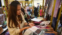 Pengunjung melihat kain ulos pada pameran Karya Kreatif Sumatera Utara (KKSU) 2024 di Medan, Sumatera Utara, Jumat (5/7/2024).