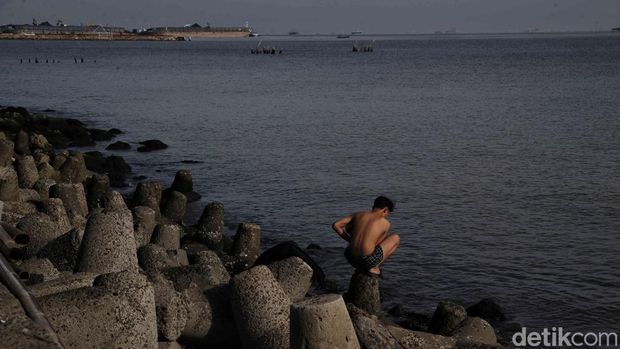 Pantai Marunda, Cilincing, Jakarta Utara diminati pengunjung pada momen libur sekolah kali ini. Biaya masuk terjangkau, pantai pun kian bersih.