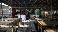 Daya tarik Pantai Marunda membuat warga Jakarta memiliki menghabiskan waktu mereka di sini, salah satu pengunjungnya adalah para pelajar. Aswi yang merupakan warga Pekayon, Bekasi Selatan bersama teman-temannya ingin menikmati sore di Pantai Marunda.