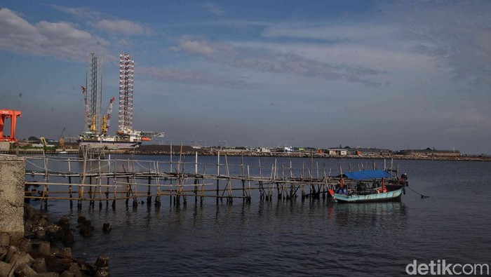 Pantai Marunda Makin Bersih, Pantai Marunda, Cilincing, Jakarta Utara diminati pengunjung pada momen libur sekolah kali ini. Biaya masuk terjangkau, pantai pun kian bersih.