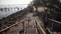 Pengunjung hanya perlu membayar parkir untuk memasuki area Pantai Marunda. Saat sore datang, matahari tenggelam juga tampak memukau.