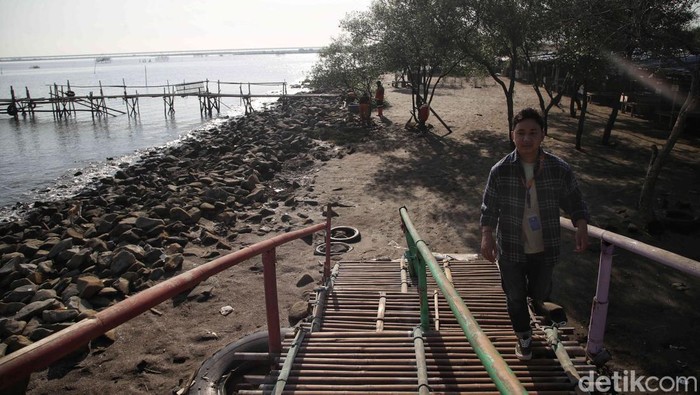 Pantai Marunda Makin Bersih, Pantai Marunda, Cilincing, Jakarta Utara diminati pengunjung pada momen libur sekolah kali ini. Biaya masuk terjangkau, pantai pun kian bersih.
