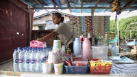 Setiba di pantai tersebut dia, tak seperti teman-temannya yang lain, hanya berdiri menjaga barang-barang milik temannya yang hendak berenang di tepian pantai. Aswi bersama keenam temannya itu usai melakukan daftar ulang di SMA dan menempuh perjalan selama kurang lebih dua jam.